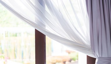 Namocz w tym firanki. Będą śnieżnobiałe przez długie tygodnie 