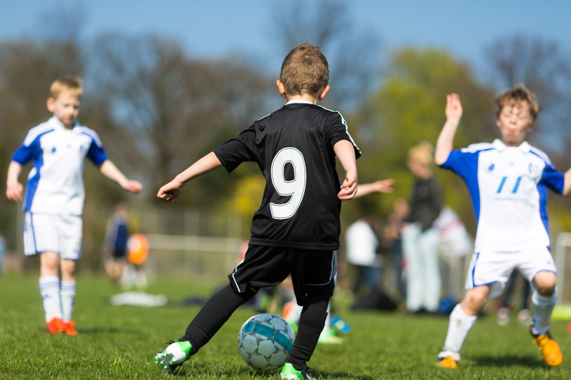 Namów dziecko do gry w piłkę nożną /123RF/PICSEL