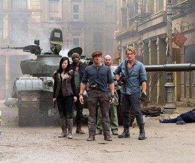 Nan Yu, Terry Crews, Sylvester Stallone, Randy Couture i Dolph Lundgren w scenie z filmu "Niezniszczalni 2"