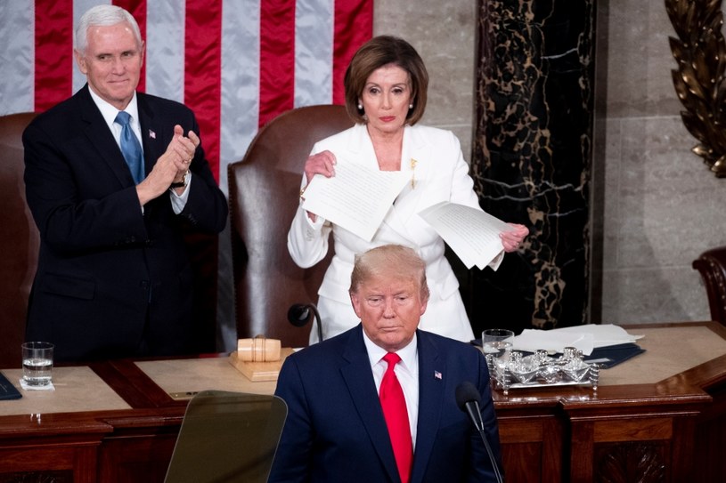 Nancy Pelosi podarła dokument z treścią przemówienia Donalda Trumpa /MICHAEL REYNOLDS    /PAP/EPA