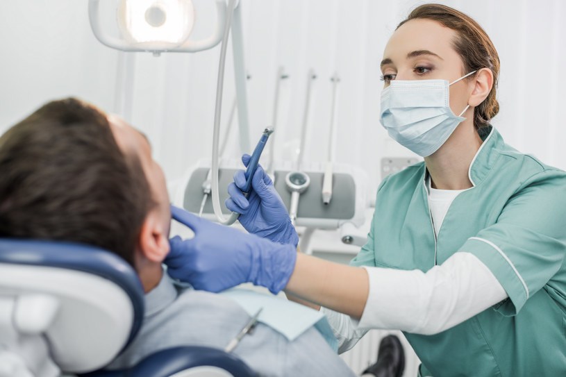 Nanoboty to nowy oręż stomatologów do przeprowadzania leczenia kanałowego /123RF/PICSEL