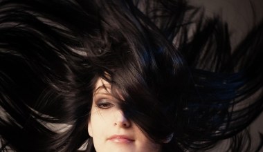 Наносіть на волосся двічі на тиждень. Воно стане густішим та буде  швидше рости 