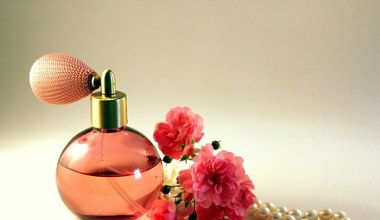 Наносьте парфуми лише так. Це зробить аромат набагато стійкішим