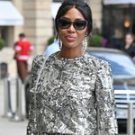 Naomi Campbell olśniła na pokazie w Paryżu. Od stylizacji trudno oderwać wzrok