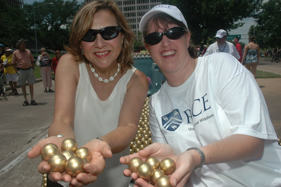 Naomi Halas (po lewej) i Jennifer West podczas Houston's 2012 Art Car Parade. Badaczki symbolicznie prezentowały narodziny nowej metody terapii raka. /Mike Williams/Rice University /Materiały prasowe