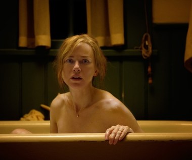 Naomi Watts ma również na koncie dwie nominacje do Złotej Maliny - nagrody przyznawanej najgorszym aktorkom sezonu. Pierwszy raz rywalizowała o ten niechlubny tytuł w 2013 po występach w filmach "Diana" i "Movie 43". Kolejną malinową nominację otrzymała w 2016, za role w serii "Niezgodna: Wierna" thrillerze "Osaczona". W obydwu przypadkach skończyło się tylko na nominacjach.