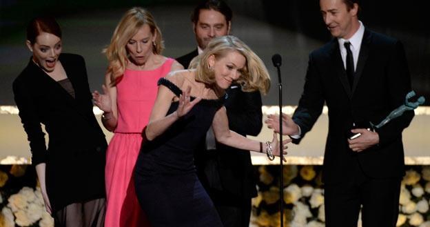 Naomi Watts o krok od upadku - fot. Kevork Djansezian /Getty Images