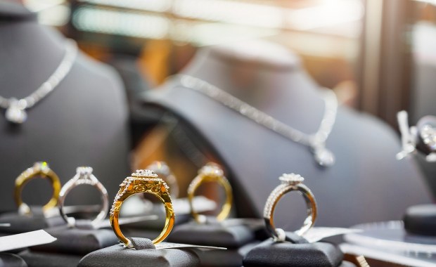 Napad na jubilera w Warszawie. Policja szuka sprawcy