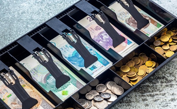 Napad na market w Dąbroszynie. Sprawca poszukiwany