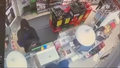 Napad na sklep w Kobyłce. Jest nagranie z kamery monitoringu