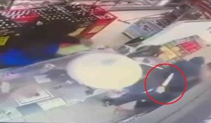 Napad na sklep w Kobyłce. Jest nagranie z kamery monitoringu