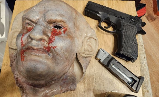 Napad w Warszawie. Strzały o świcie, kryjówka za starą szafą