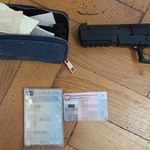 Napad z bronią na sklep. 21-latek ukradł pieniądze z kasy i portfel klientki