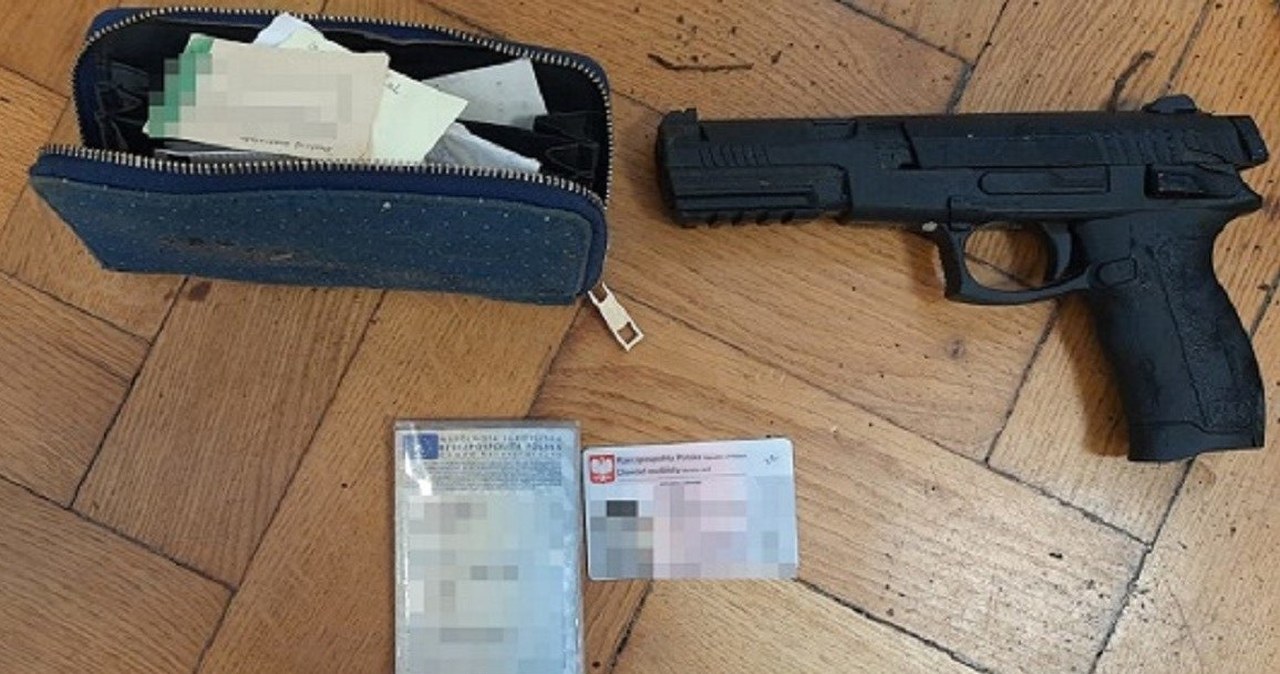 Napad z bronią na sklep. 21-latek ukradł pieniądze z kasy i portfel klientki