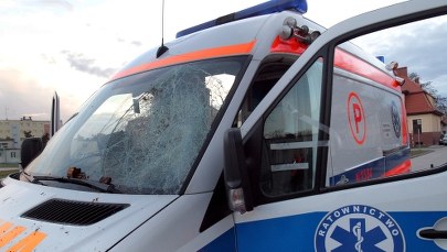 Napadli na ratowników i zniszczyli karetkę. Są zarzuty