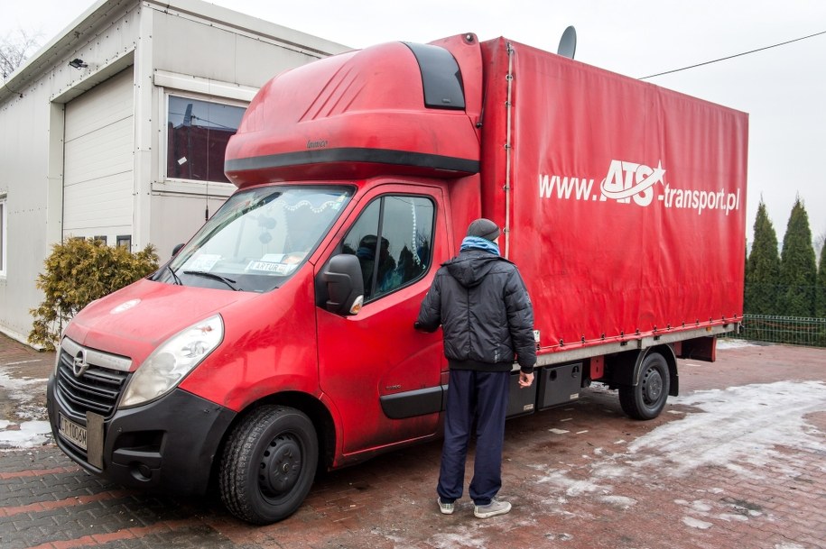 Napadnięty kierowca, pracownik firmy ATS Group z Papowa Toruńskiego-Osieki w siedzibie firmy /Tytus Żmijewski /PAP