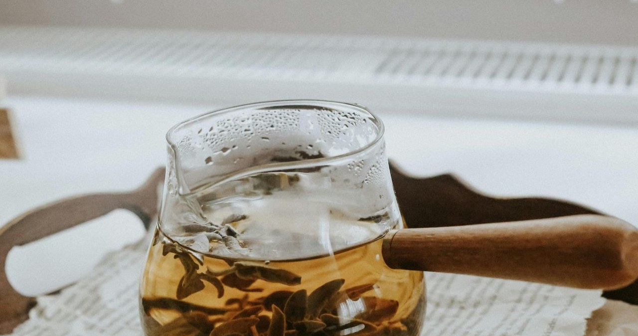 Napar z białej morwy obniża cukier i pomaga schudnąć /betül akyürek /Canva Pro