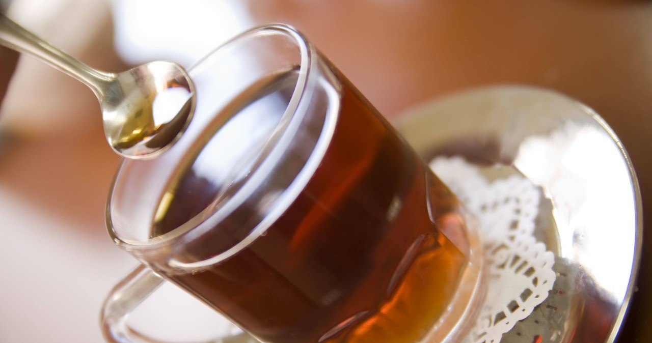 Napar z czarnuszki warto pić 1–2 razy dziennie przed posiłkiem /tea /123RF/PICSEL