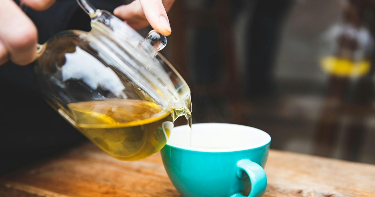 Napar z kopru włoskiego wesprze trawienie i zapobiegnie zatrzymywaniu się gazów /Claro Cafe /pexels.com