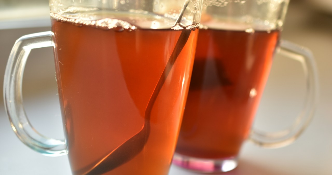 Napar z pędów malin to prosty, naturalny sposób na wsparcie odporności i walkę z objawami przeziębienia. /flibustiro /123RF/PICSEL