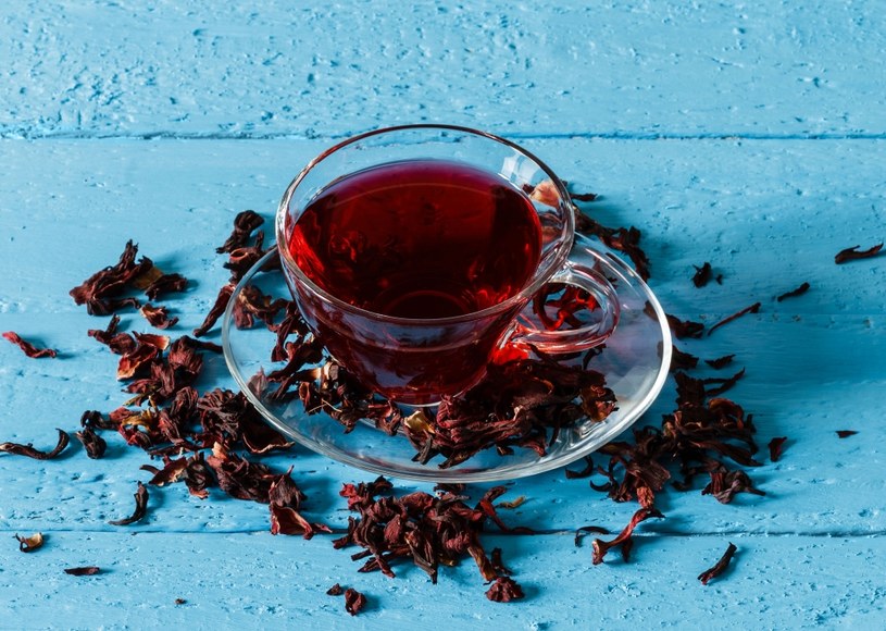 Napar z suszu czerwonej herbaty ma lekko korzenny aromat i smak /123RF/PICSEL