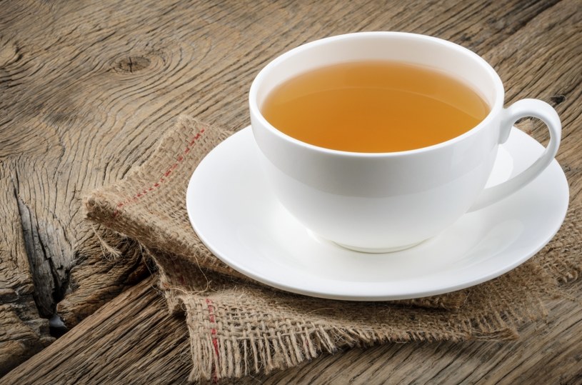 Napar z zielonej herbaty dobrze działa na nerki /123RF/PICSEL