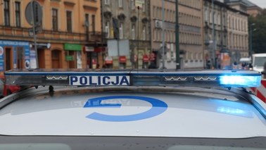Napaść na policjantów w Krakowie. Trwa obława na napastników