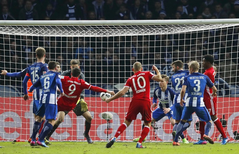 Napastnik Bayernu Monachium Robert Lewandowski strzela gola na wagę remisu /PAP/EPA