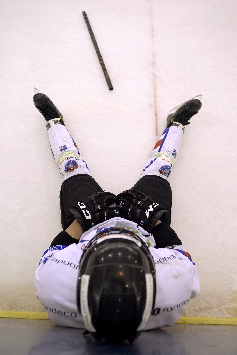 Napastnik Ciarko PBS Bank KH Sanok Rafał Ćwikła tuż po przegranym finałowym meczu hokejowego Pucharu Polski z Comarch Cracovią w Sanoku /Darek Delmanowicz /PAP