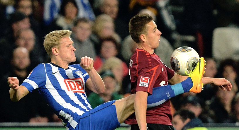 Napastnik Hannoveru Artur Sobiech (z prawej) i piłkarz Herthy Johannes van den Bergh /AFP