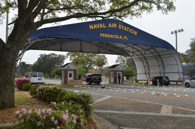 Napastnik, który był w Naval Air Station Pensacola na szkoleniu wojskowym, zginął po wymianie ognia z dwoma policjantami /US NAVY/PATRICK NICHOLSs HANDOUT /PAP/EPA