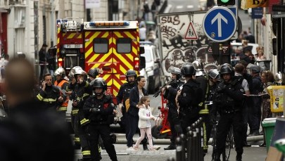 Napastnik przetrzymywał w Paryżu zakładników. Twierdził, że ma bombę