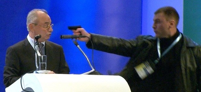 Napastnik przystawił politykowi pistolet do skroni. Broń nie wystrzeliła /JULIAN SAVCHEV /PAP/EPA