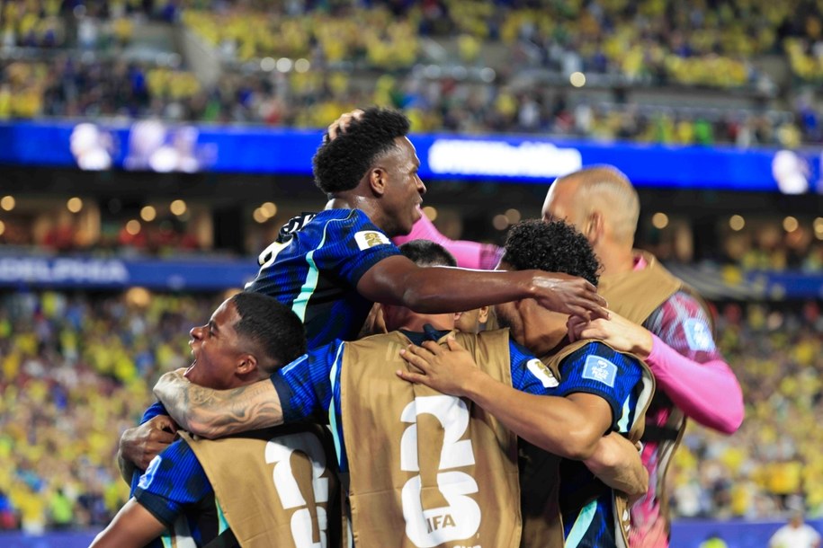 Napastnik reprezentacji Brazylii Vinicius Junior świętuje zdobycie bramki wraz z kolegami z drużyny podczas meczu fazy grupowej Mistrzostw Świata FIFA 2026 pomiędzy Haiti a Brazylią; Filadelfia, USA, 19 czerwca 2026 /	SHAWN THEW /PAP