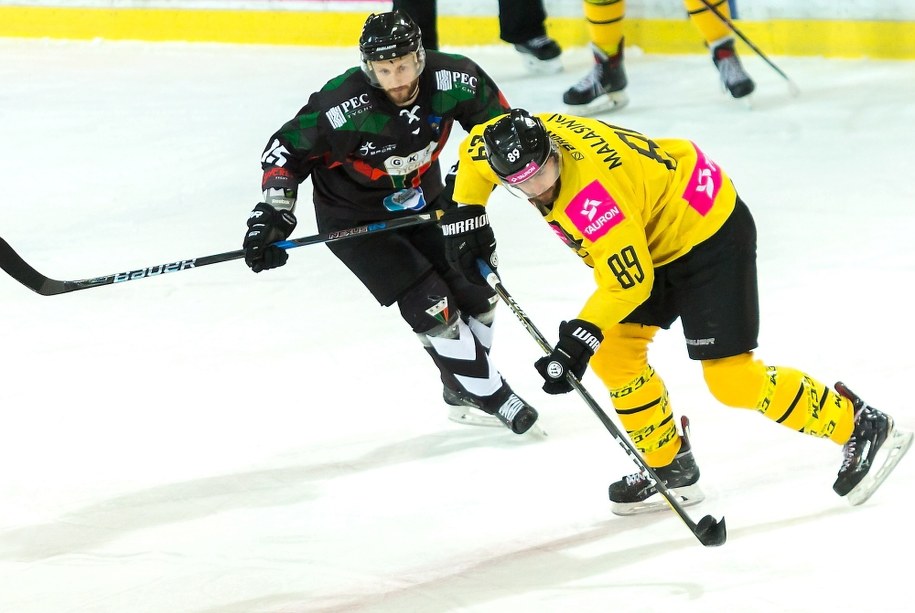 Napastnik TAURON KH GKS-u Katowice Tomasz Malasiński (po prawej) i napastnik GKS-u Tychy Gleb Klimenko w trzecim meczu finału Polskiej Hokej Ligi / Andrzej Grygiel /PAP