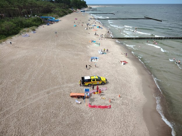 Napastnik wdarł się do kwatery ratowników WOPR w Sarbinowie i ostrym narzędziem zaatakował dwie osoby. /Zachodniopomorskie WOPR /