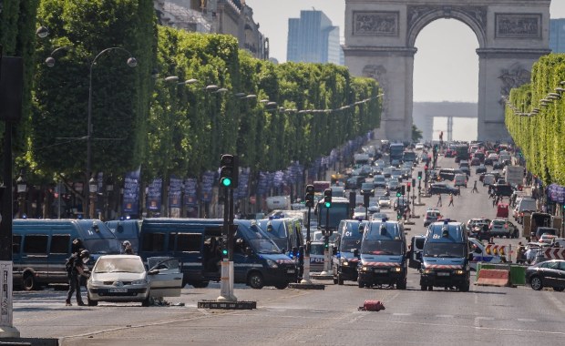 Napastnik z Pól Elizejskich przysiągł wierność przywódcy ISIS