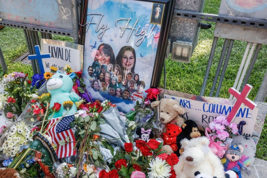 Napastnik zastrzelił 19 uczniów szkoły podstawowej i dwie nauczycielki /TANNEN MAURY  /PAP/EPA