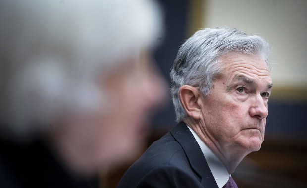 Napięcie w amerykańskim banku centralnym. Dymisje i słabnąca pozycja szefa