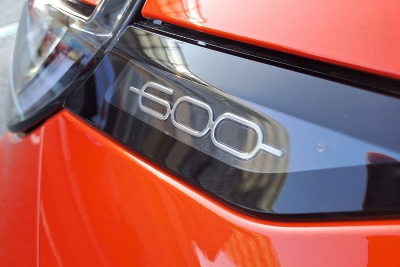 Napis "600" pojawia się różnych częściach auta. /INTERIA.PL