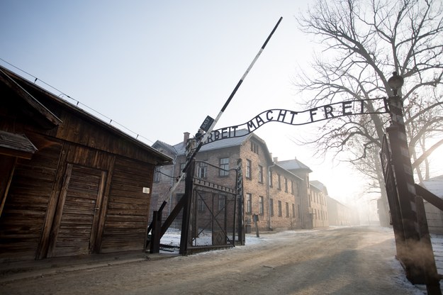 Napis „Arbeit macht frei”, czyli „praca czyni wolnym” widniał przy bramie wejściowej do niemieckiego obozu Auschwitz-Birkenau. /Shutterstock