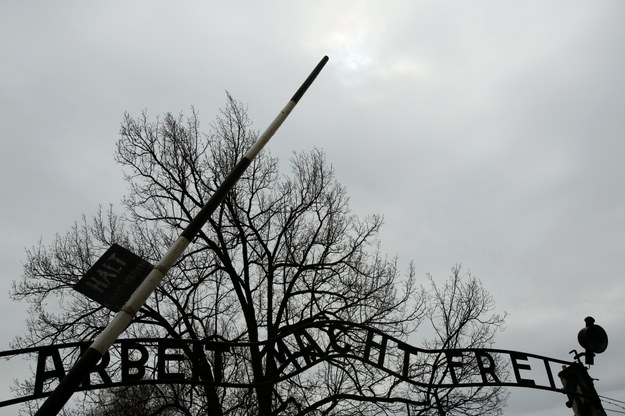 Napis "Arbeit Macht Frei" na bramie wjazdowej do KL Auschwitz. /Stanisław Rozpędzik /PAP