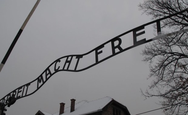 Napis "Arbeit macht frei" nie wróci nad bramę obozu