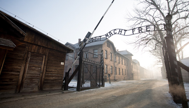 Napis "Arbeit macht frei" przy bramie wejściowej do niemieckiego nazistowskiego obozu koncentracyjnego Auschwitz /Shutterstock