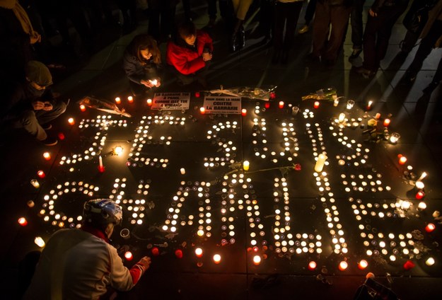 Napis "Je suis Charlie" (franc. jestem Charlie) ułożony przez uczestników marszu w Paryżu //IAN LANGSDON /PAP/EPA