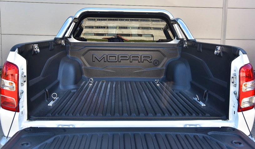 Napis „Mopar” na ochronnej wannie w ładowni przywodzi na myśl auta amerykańskie. Fullback może przewieźć towary o masie niemal jednej tony. /Motor