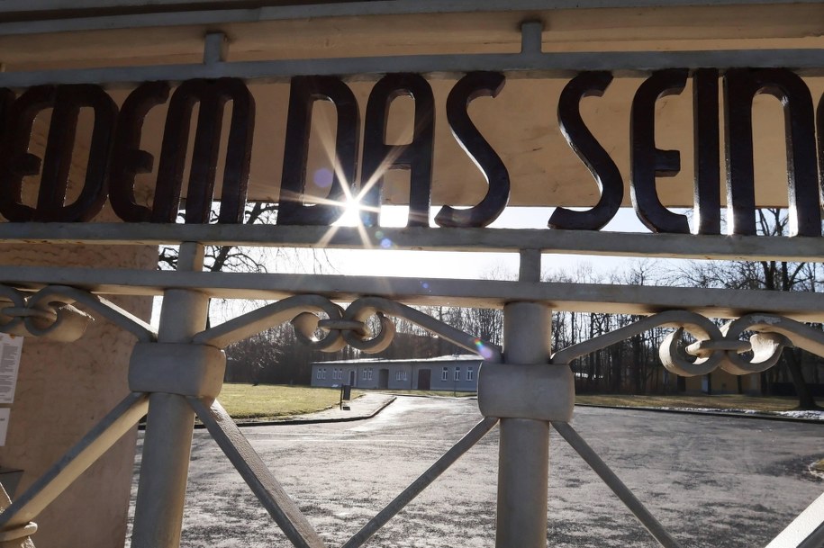 Napis na bramie wejściowej do byłego obozu koncentracyjnego w Buchenwaldzie /BODO SCHACKOW /PAP/DPA