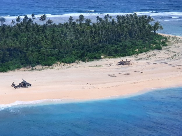 Napis na piasku „SOS” uratował trzech mężczyzn, którzy dopłynęli do bezludnej wyspy na Pacyfiku /TRISTAN KENNEDY/AUSTRALIAN DEFENCE FORCE HANDOUT /PAP/EPA