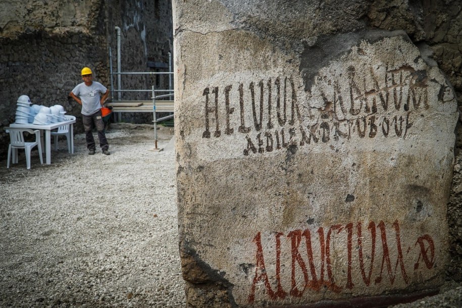Napis odnaleziony przez archeologów w Pompejach /CESARE ABBATE/ANSA /PAP/EPA