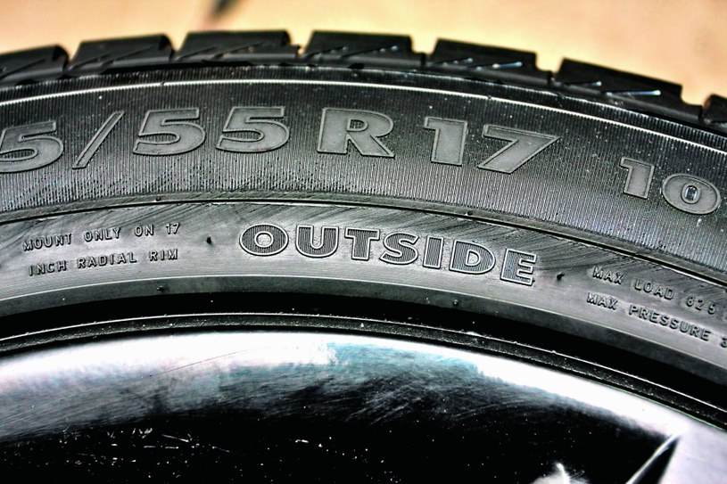 Napis „outside” oznacza, że jest to zewnętrza część opony. /Motor